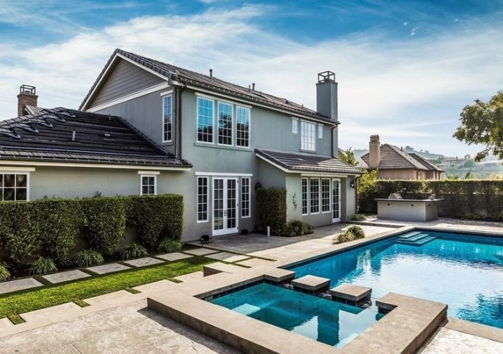 Kris Jenner Gets 2 5m For The Calabasas Starter Home She Bought For Rob Kardashian American Luxury