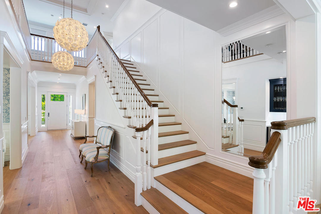 Dakota and Elle Fanning Asking $2.7M for East Coast Transitional-Style ...