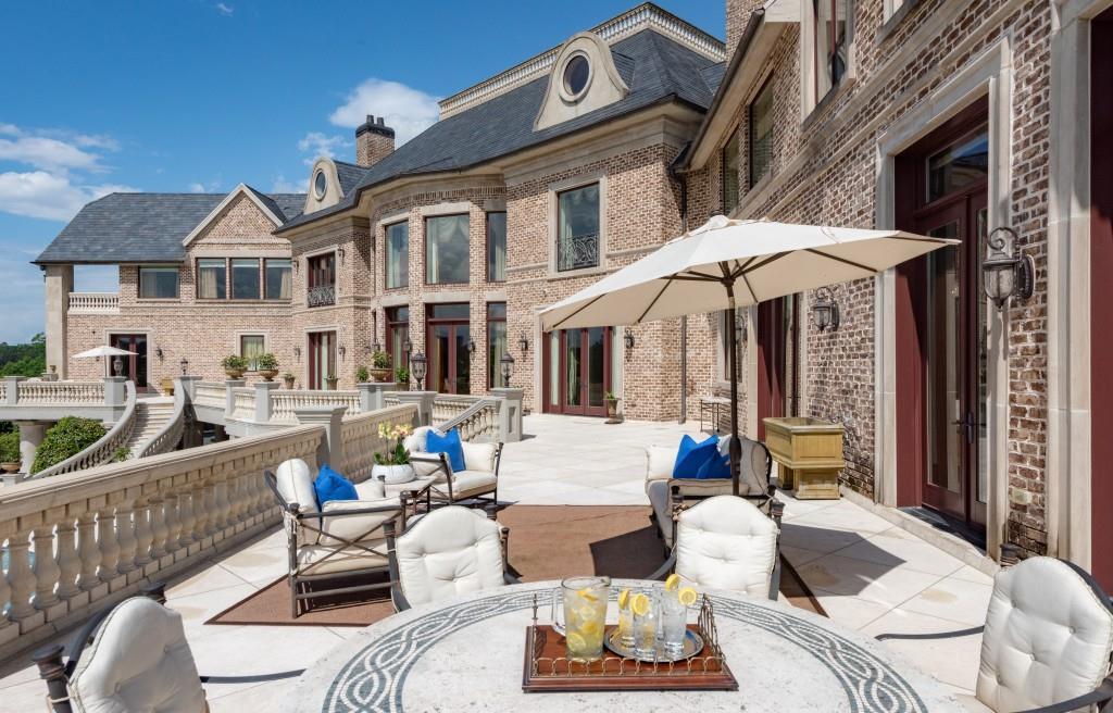 Steve Harvey Buys Tyler Perry's Onetime Atlanta Mansion ...